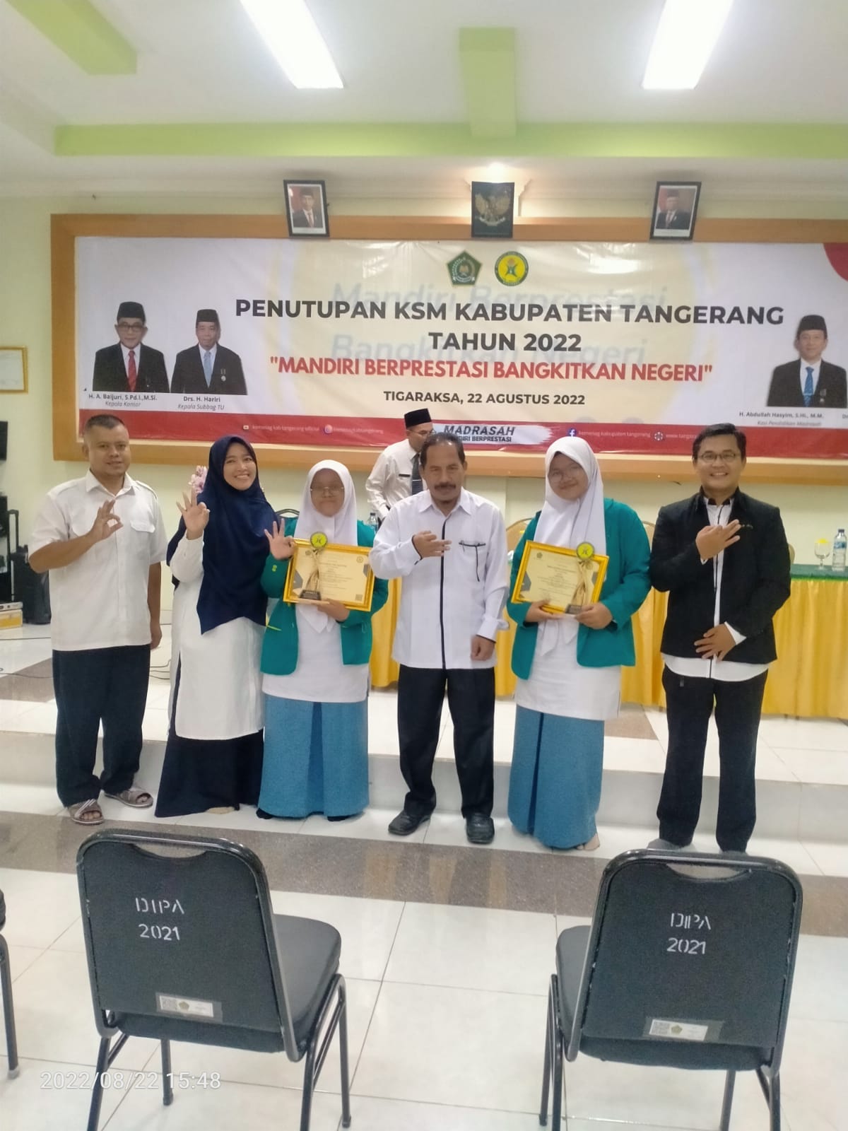 Penyerahan hadiah dari kemenag kab. Tangerang kepada siswi MAN 3 Tanerang